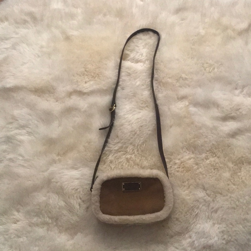 UGG Sheldon Crossbody has tags sheepskin suede 9.5 x 6.. flaws but never used - Picture 6 of 17